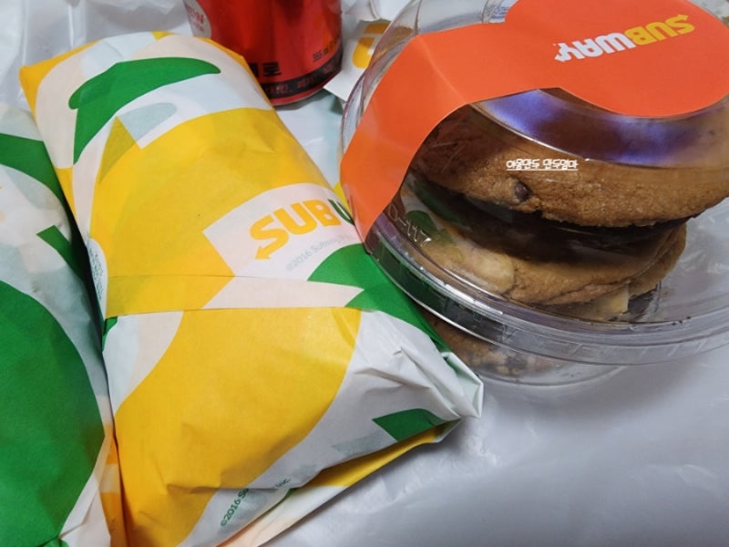 서브웨이 쿠키팩 6개입과 샌드위치 30cm 세트메뉴 스테이크앤치즈와 더블 초코칩 쿠키 배달 ....