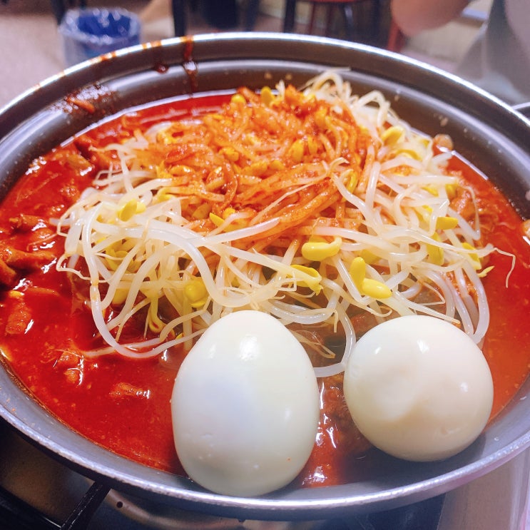  신당, 떡볶이보다 닭발이 더 유명한 ‘우정’