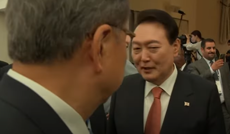 윤석열 대통령 바이든 행사장에 비속어 막말 논란... '국회에서 이 새끼들이 승인 안 해주면 바이든이 쪽팔려서 어떡하냐' 윤석열 대통령 바이든 행사장에 비속어 막말 논란... '국회에서 이 새끼들이 승인 안 해주면 바이든이 쪽팔려서 어떡하냐'