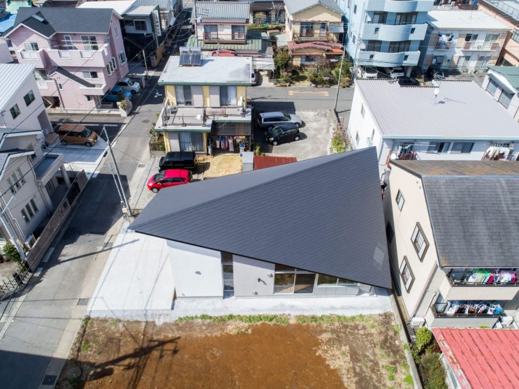 맞배지붕 대각 방향 하나로 세련된 모던주택 구성하기