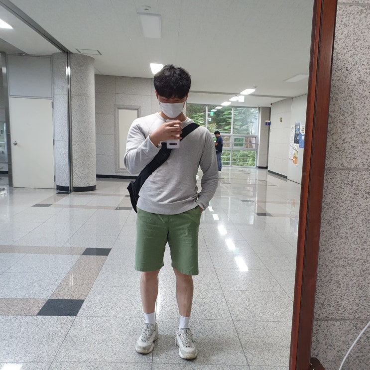 남자 옷 코디 : 회색 맨투맨 카키색 반바지 어글리슈즈 남자 옷 코디 : 회색 맨투맨 카키색 반바지 어글리슈즈