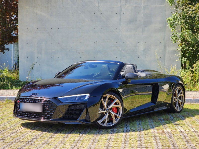아우디 R8 스파이더 블랙 2022 입고되었습니다.