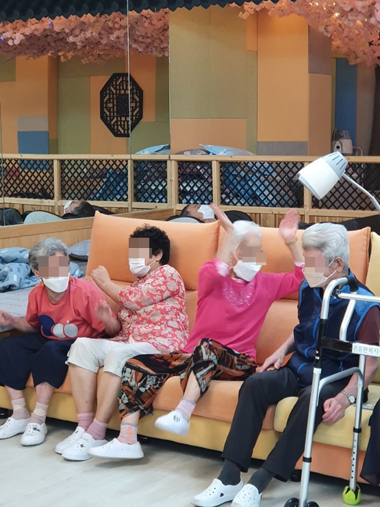  김해주간보호센터, 장유주간보호센터 국내최고의 프리미엄 온유한주간보호센터 신체활동 - 외부강사 - 건강 레크레이션