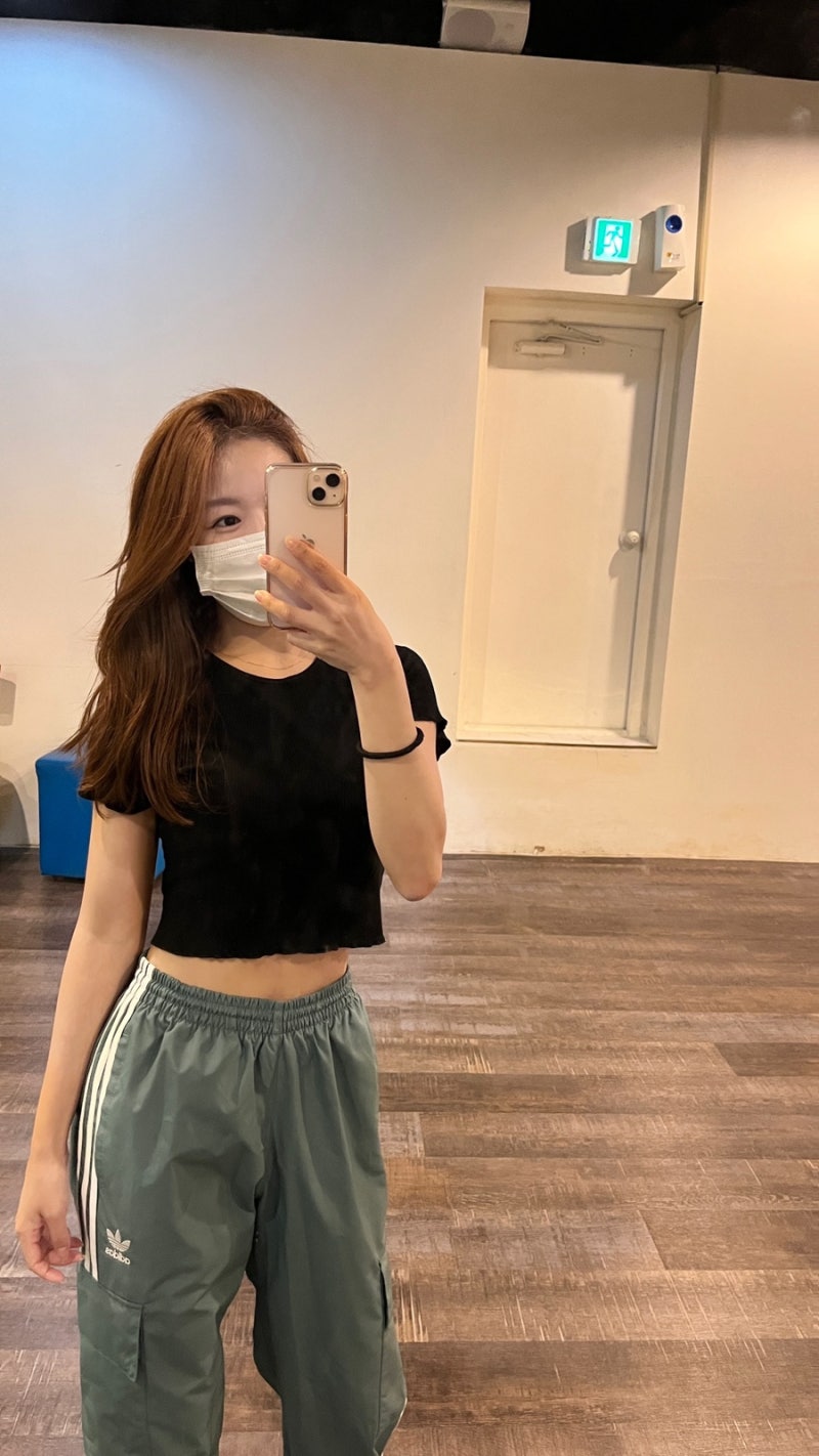 아디다스 여성 트레이닝복, 3선 카고 조거팬츠 스트레이트 핏으로도 가능! 몸매 보정 효과는 ....