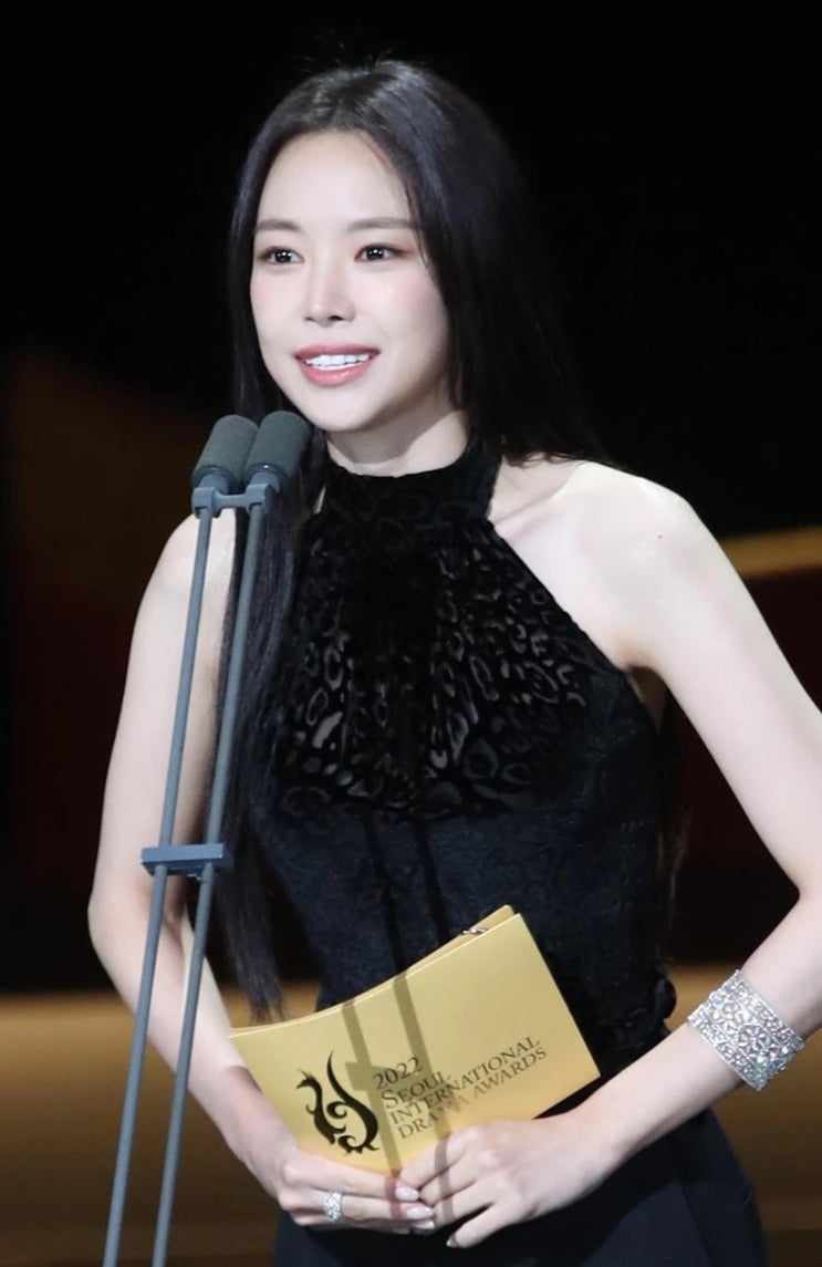 지난 4월 '에이핑크' 탈퇴한 손나은, 공식석상에서 마주친 정은지 반응은? 시상식 후 손나은 장문의 글 올려 지난 4월 '에이핑크' 탈퇴한 손나은, 공식석상에서 마주친 정은지 반응은? 시상식 후 손나은 장문의 글 올려