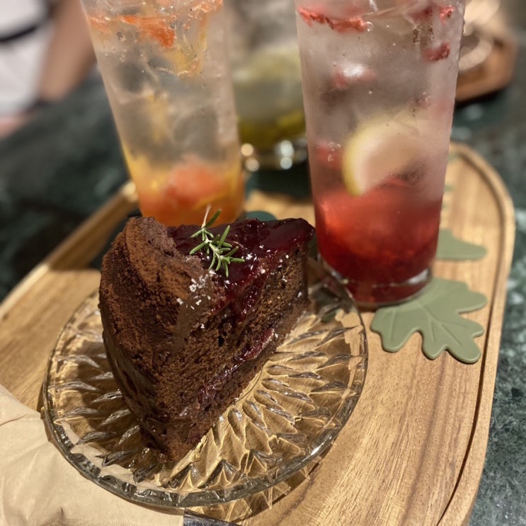  강남 신논현역 핫플레이스 예쁜 정원 같은 카페 까치화방