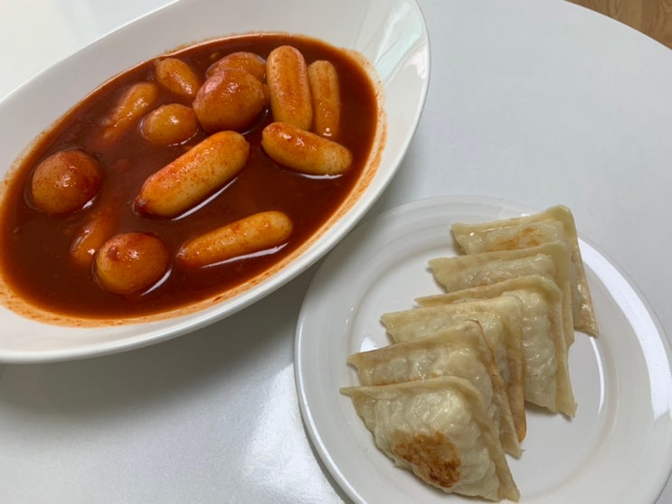 낭만부부 치즈몽땅떡볶이 밀키트로 주말 맛있게 냠냠안에 치즈가 들어이어서 고소한 떡이라 아이도 잘먹어요 (치즈떡+만두+소스 밀키트) 낭만부부 치즈몽땅떡볶이 밀키트로 주말 맛있게 냠냠안에 치즈가 들어이어서 고소한 떡이라 아이도 잘먹어요 (치즈떡+만두+소스 밀키트)