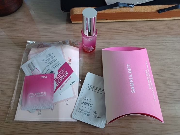  아이소이 잡티 세럼과 샘플들