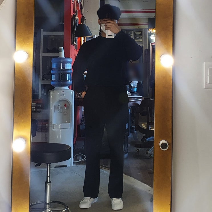 남자 옷 코디 : 남색 맨투맨 손목시계 와이드 슬랙스 남자 옷 코디 : 남색 맨투맨 손목시계 와이드 슬랙스