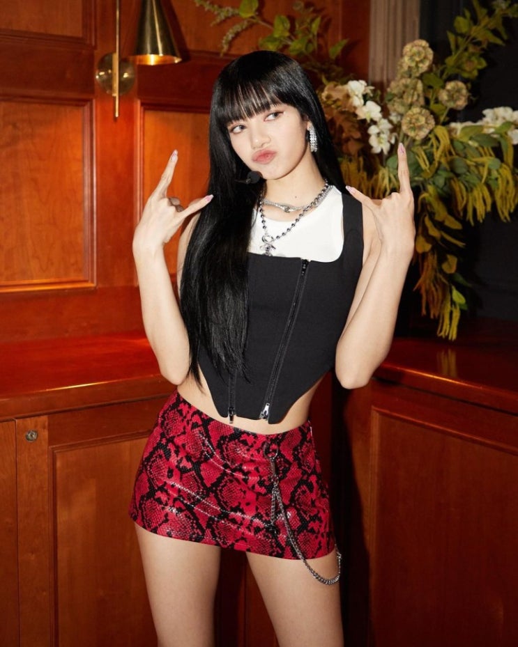 블랙핑크 리사, 강렬한 힙한 의상 입고 완벽한 패셔니스타 면모 보여...글로벌 스타 미모는 달라 블랙핑크 리사, 강렬한 힙한 의상 입고 완벽한 패셔니스타 면모 보여...글로벌 스타 미모는 달라