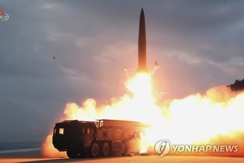 북한, 탄도미사일 발사…美핵항모 입항 '무력시위' 북한, 탄도미사일 발사…美핵항모 입항 '무력시위'