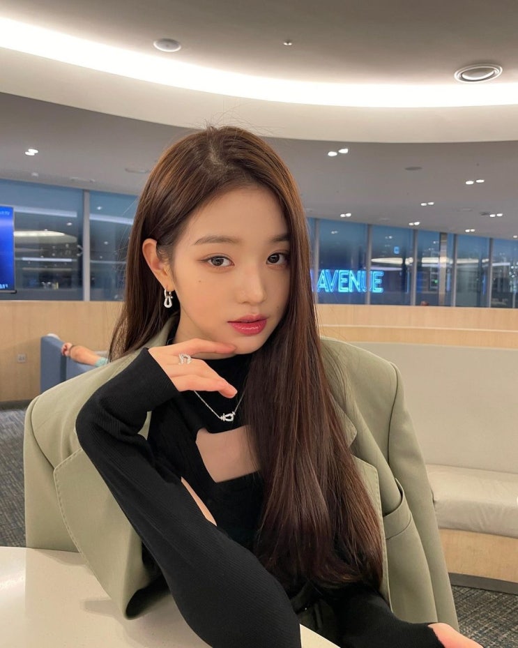 '파리로 출국하는' 아이브 장원영의 공항 패션, 볼륨감과 섹시미가 가미된 MZ 아이콘 다운 힙한 매력 '파리로 출국하는' 아이브 장원영의 공항 패션, 볼륨감과 섹시미가 가미된 MZ 아이콘 다운 힙한 매력