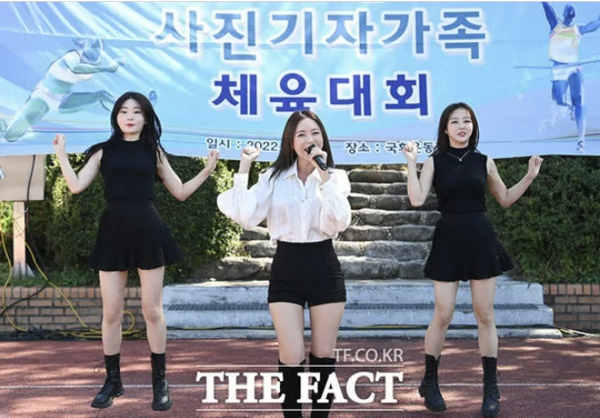 돌아온 가수 홍진영, 7Kg 감량 하더니 확 달라진 인상...무대에선 역시 '엄지척' 돌아온 가수 홍진영, 7Kg 감량 하더니 확 달라진 인상...무대에선 역시 '엄지척'
