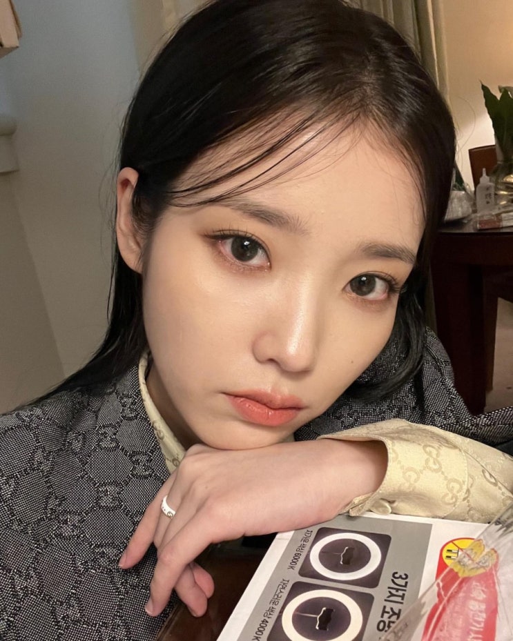 '명품 수트 차려 입은' 아이유, 카리스마 넘치는 표정으로 당당하게 걸어 '보스'로 변신 '명품 수트 차려 입은' 아이유, 카리스마 넘치는 표정으로 당당하게 걸어 '보스'로 변신