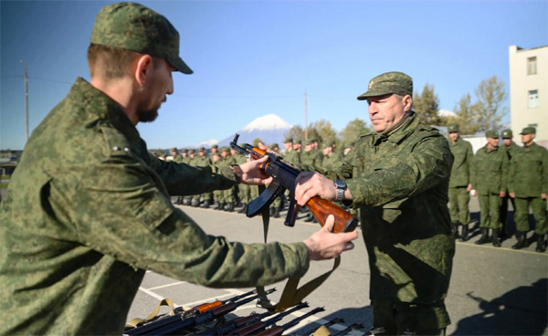 "우크라전쟁 안끝나겠네"…푸틴, 국방비 43% 올렸다