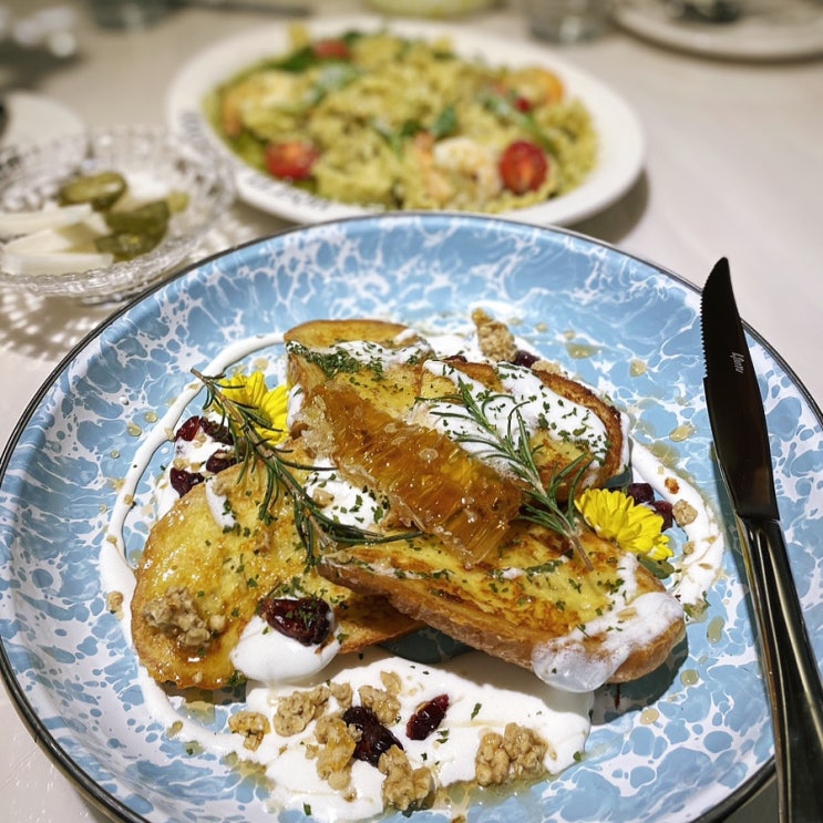  벌집토스트가 너무 맛있는 분위기 좋은 오뗄꾸뜨 홍대브런치맛집