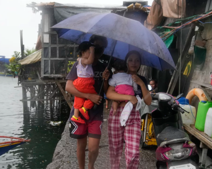 태풍 노루를 앞두고 필리핀에서 수천 명이 수도에서 대피하고 있습니다.