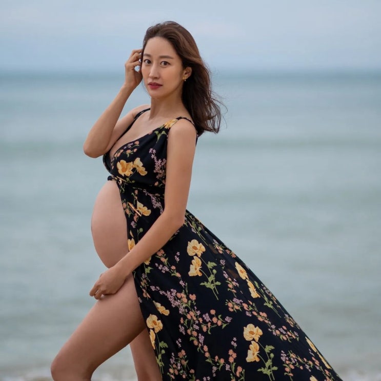 다음 달 출산 앞둔 배우 전혜빈, 강원도 해변에서 만삭 D라인 화보 공개 "보그 뺨치게 나왔네" 다음 달 출산 앞둔 배우 전혜빈, 강원도 해변에서 만삭 D라인 화보 공개 "보그 뺨치게 나왔네"