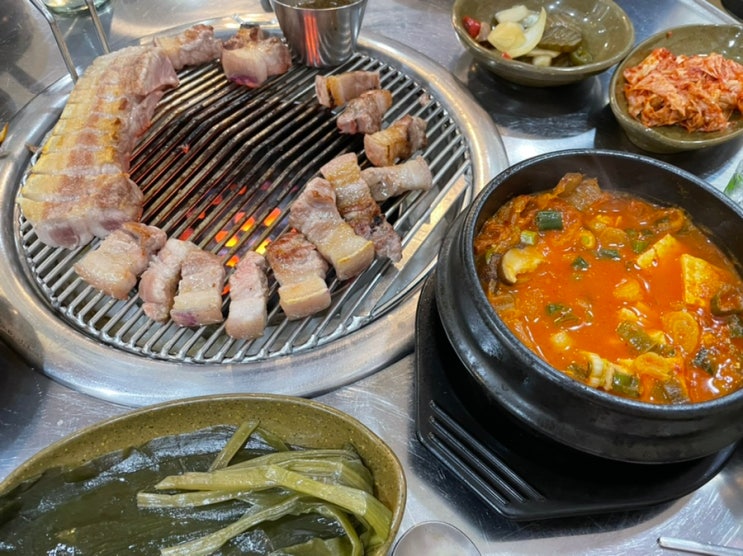 제주 조천 찐 맛집 : 조천깡통구이 - 부드러운 흑돼지 구이와 동치미국수까지!