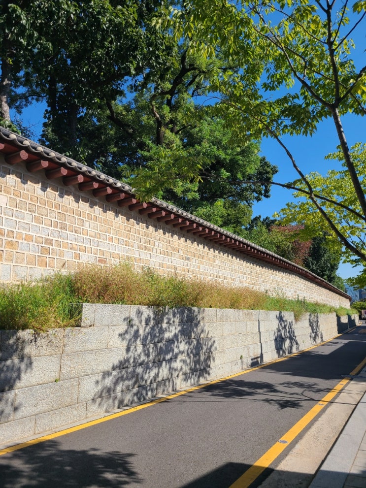  익선동 카페 추천. 솔방울베이커리 카페 역시 한옥 느낌 너무 인상적이에요.