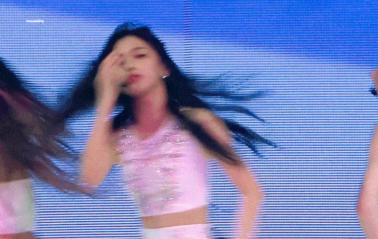 무대에서 예쁨 뽐내는 ITZY 류진