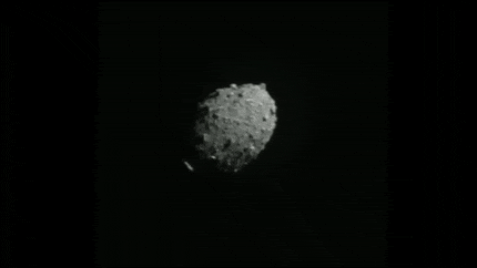 [내마음대로 신문기사] 소행성과 충돌하는 다트 우주선 포착…번쩍하며 먼지 분출