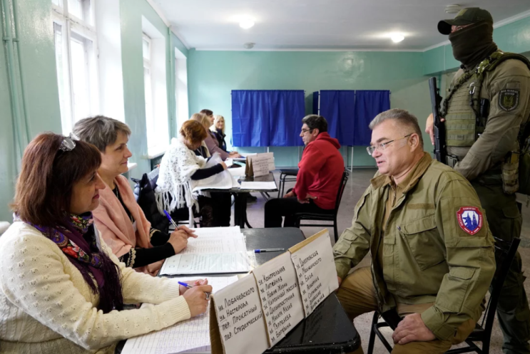 우크라이나의 점령 지역들은 러시아에 참여하기 위해 투표를 합니다.