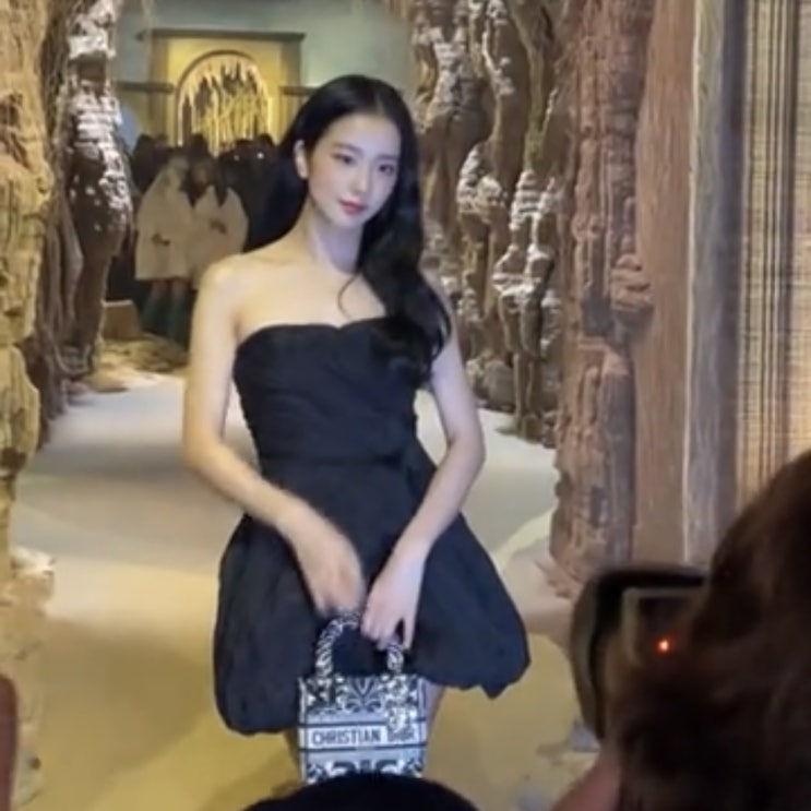 지수 디올쇼 얼굴 미쳤네 지수 디올쇼 얼굴 미쳤네