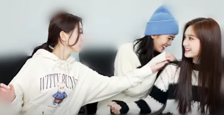 아이브 브이앱 장원영 이서 옷 택 확인 논란... 무례하다 억까다 엇갈린 반응... 네티즌 갑론을박 아이브 브이앱 장원영 이서 옷 택 확인 논란... 무례하다 억까다 엇갈린 반응... 네티즌 갑론을박