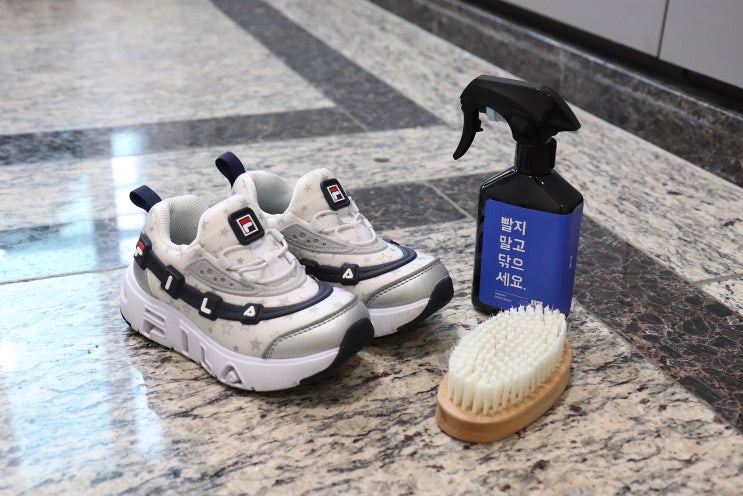  신발클리너로 아기운동화 세탁말고 1분만에 깨끗하게 닦아내요