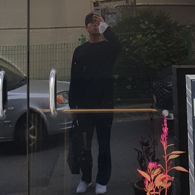 남자 옷 코디 : 남색 맨투맨 넣입 검은색 와이드 슬랙스 남자 옷 코디 : 남색 맨투맨 넣입 검은색 와이드 슬랙스