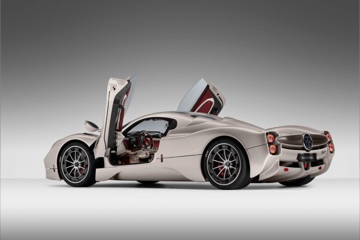  자동차로 만나는 예술, 6년만에 돌아온 고성능 하이퍼카 2023 파가니 유토피아(Pagani Utopia)