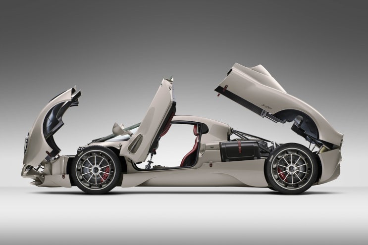  2023 파가니 유토피아(Pagani Utopia) 자동차로 예술을 만나다. 6년만의 고성능 신차