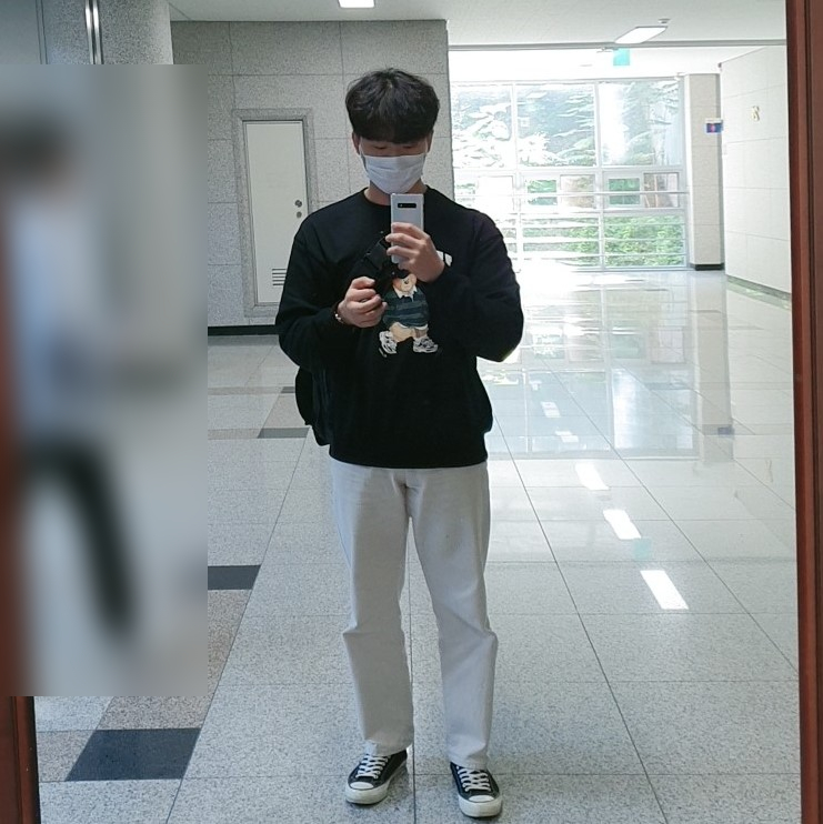 남자 옷 코디 : 검은색 곰돌이 맨투맨 와이드 팬츠 남자 옷 코디 : 검은색 곰돌이 맨투맨 와이드 팬츠