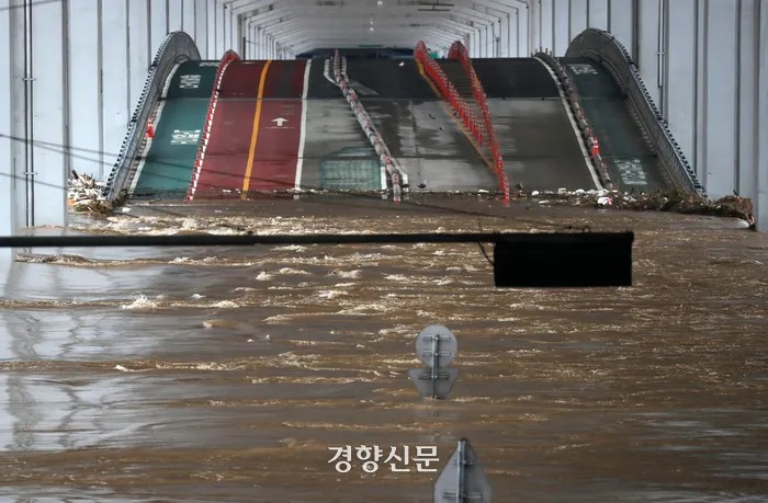  서울비 쏟아진 '8월 8일', 은평구청장은 모든 일정 비공개(경향신문 기사)