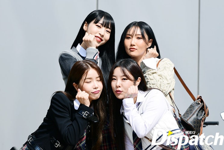 마마무 솔라·문별·휘인·화사, 1년 만에 완전체 컴백 "세월을 거스른다" ...'아는 형님' 출근길 도발적 포즈 마마무 솔라·문별·휘인·화사, 1년 만에 완전체 컴백 "세월을 거스른다" ...'아는 형님' 출근길 도발적 포즈