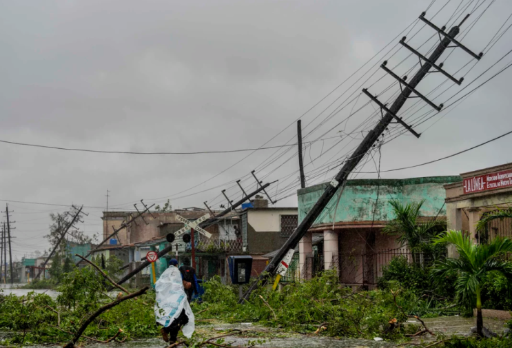 쿠바는 허리케인 이안이 섬 전체에 전기를 끊은 후 전기를 복구하기 위해 일하고 있습니다.
