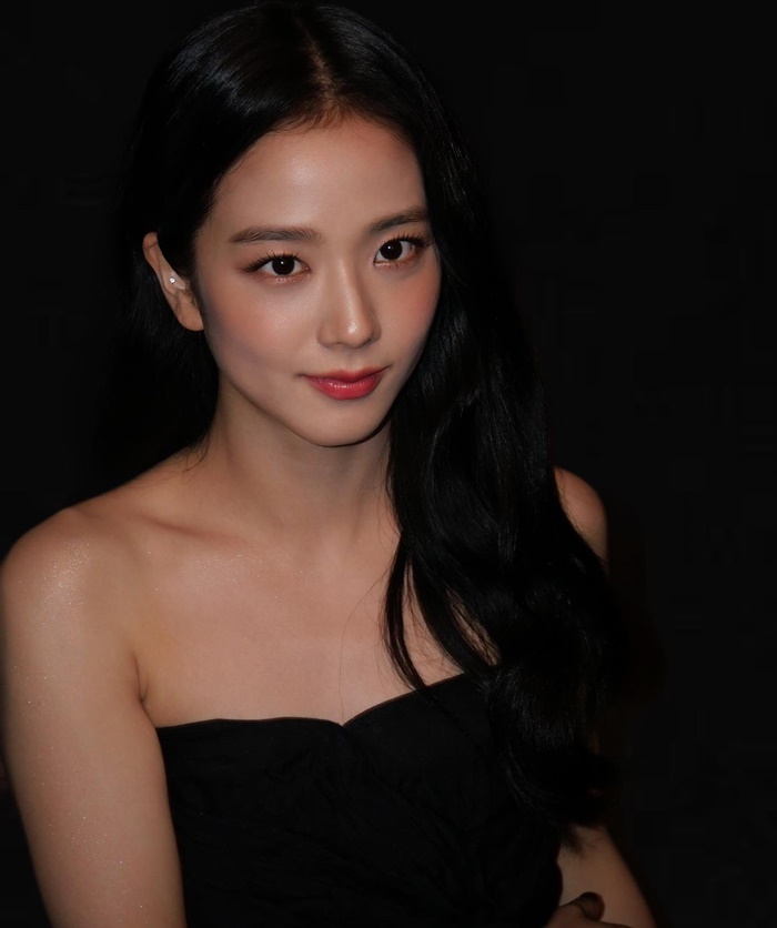  지수 파리 디올쇼에서 얼굴.jpg