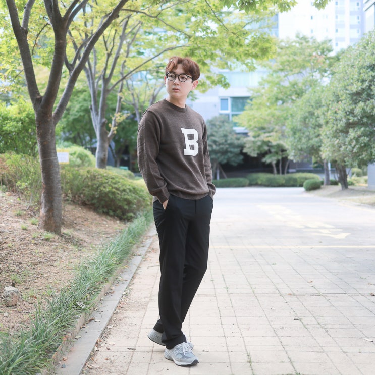  깔끔하고 포인트 되는 남자 니트 코디, 제로라운지 레터링 라운드 스웨터