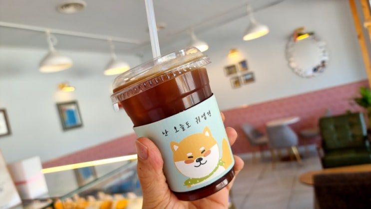  수동 카페 행복이 피어나다. 바닐라빈 밀크쉐이크가 유난히도 좋아요.