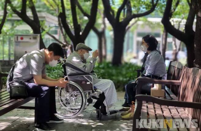 기초·국민연금 연계지급… “재정 절감 위한 꼼수” 기초·국민연금 연계지급… “재정 절감 위한 꼼수”