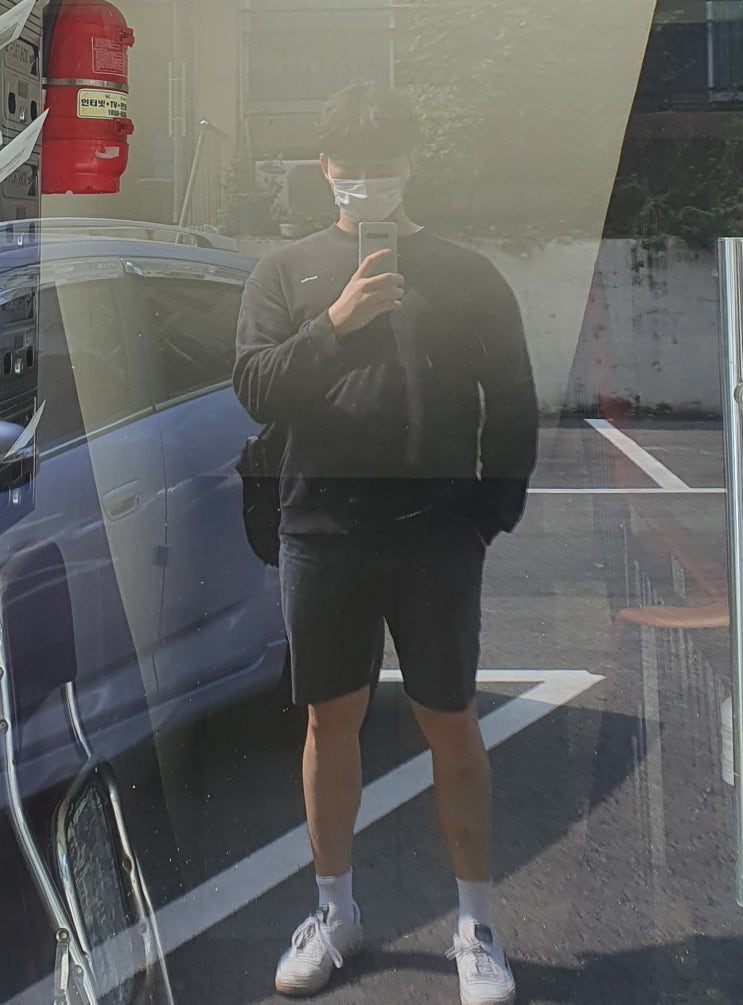 남자 옷 코디 : 검은색 프린팅 맨투맨 반바지 운동화 남자 옷 코디 : 검은색 프린팅 맨투맨 반바지 운동화