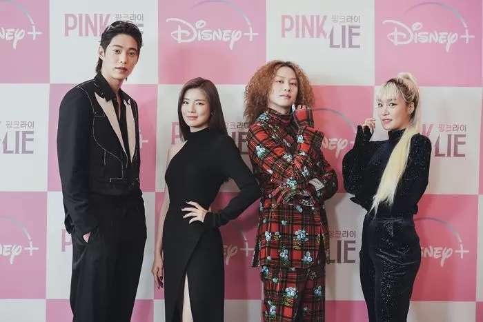 디즈니+ 첫 연애 리얼리티 핑크 라이, "연인의 치명적 거짓말, 헤어진다 vs 이해한다" MZ 세대 저격한 밸런스 게임 디즈니+ 첫 연애 리얼리티 핑크 라이, "연인의 치명적 거짓말, 헤어진다 vs 이해한다" MZ 세대 저격한 밸런스 게임