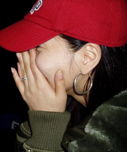 1월1일을 기록하는 '<b>사랑꾼</b>'…네번째 손가락 <b>다이아</b>링 '반짝'