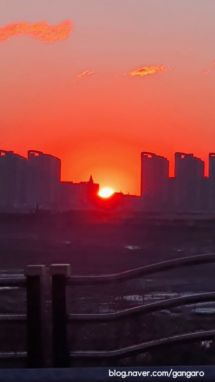  특별한 하루가 시작되었다. 아직 우린 젊기에 괜찮은 미래가 있기에...