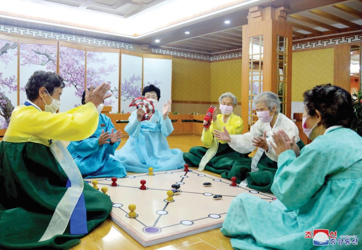 북한의 노인은 지금 어떻게 사나…북한판 노인복지법·연금제가 있지만 유명무실 북한의 노인은 지금 어떻게 사나…북한판 노인복지법·연금제가 있지만 유명무실