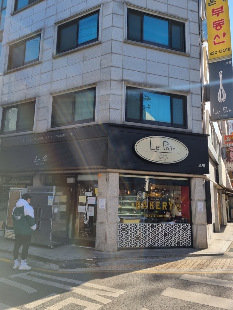  통딸기 케이크로 유명한_르빵