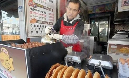 하루 1만 원씩… 많은 사람에게 귀감 되고 있는 '붕어빵 아저씨'