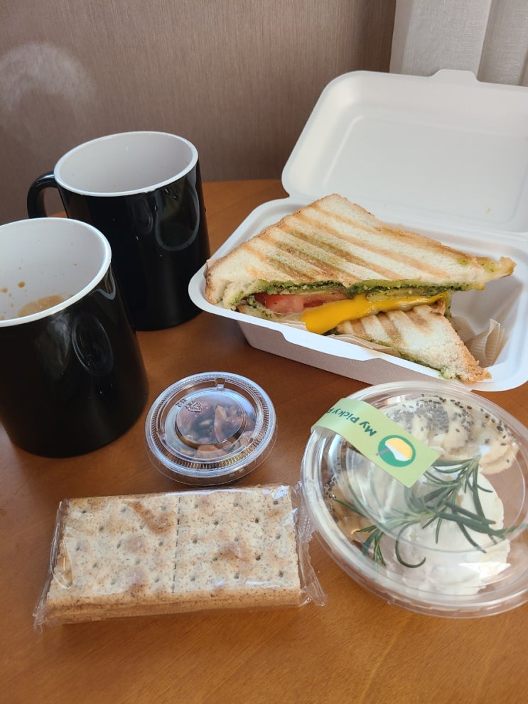  맛있는 식사, 맛있는 디저트 ㅋㅋㅋㅋ 샐러드는 살 안찌죠?