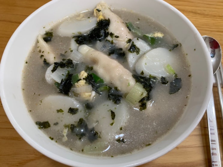 비비고 사골곰탕과 비비고 김치만두로 이제서야 새해 떡국 만들어 먹기 (+레시피 포함) 비비고 사골곰탕과 비비고 김치만두로 이제서야 새해 떡국 만들어 먹기 (+레시피 포함)